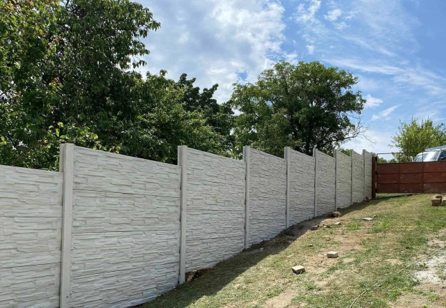 Betonový plotu v dekoru štípaný kámen 